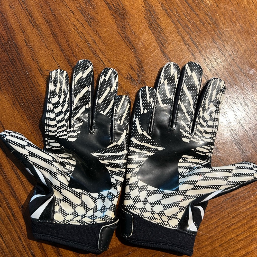 Under Armour Black and White Sports Gloves - Picture 2 of 3